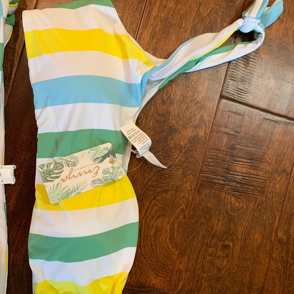 Bikini - Picture 2 of 3